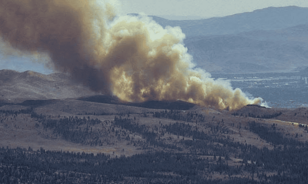 Incendio forestal se acerca de ciudad de Nevada y obliga a evacuar a miles de residentes