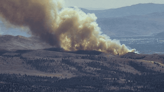 Incendio forestal se acerca de ciudad de Nevada y obliga a evacuar a miles de residentes Incendio forestal se acerca de ciudad de Nevada y obliga a evacuar a miles de residentes