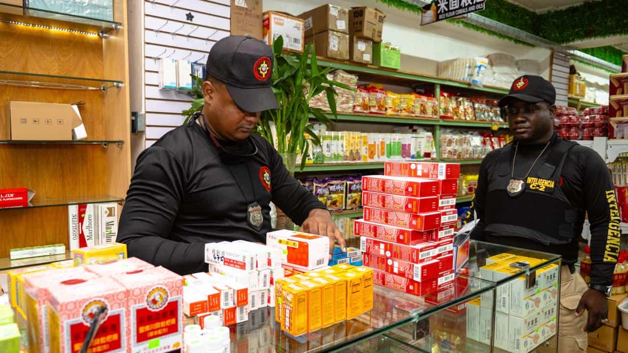 Operativo de inspección en Villa Consuelo de mercancías ilícitas halladas en un comercio chino.