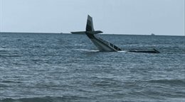 Joven piloto aterriza de emergencia en el mar frente a una playa de Florida y sale ilesa