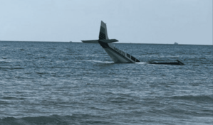 Joven piloto aterriza de emergencia en el mar frente a una playa de Florida y sale ilesa