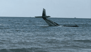 Joven piloto aterriza de emergencia en el mar frente a una playa de Florida y sale ilesa