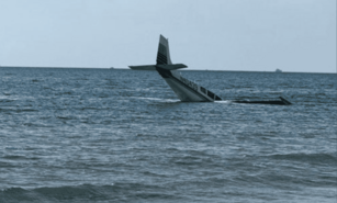 Joven piloto aterriza de emergencia en el mar frente a una playa de Florida y sale ilesa