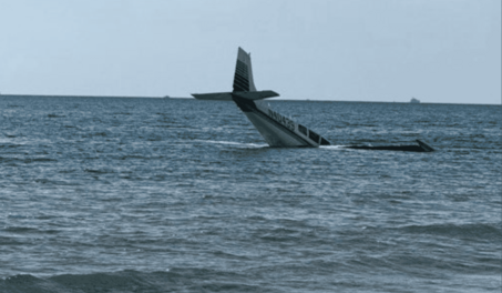 Joven piloto aterriza de emergencia en el mar frente a una playa de Florida y sale ilesa