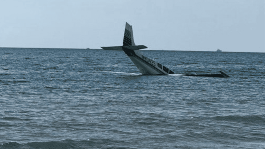 Joven piloto aterriza de emergencia en el mar frente a una playa de Florida y sale ilesa Joven piloto aterriza de emergencia en el mar frente a una playa de Florida y sale ilesa