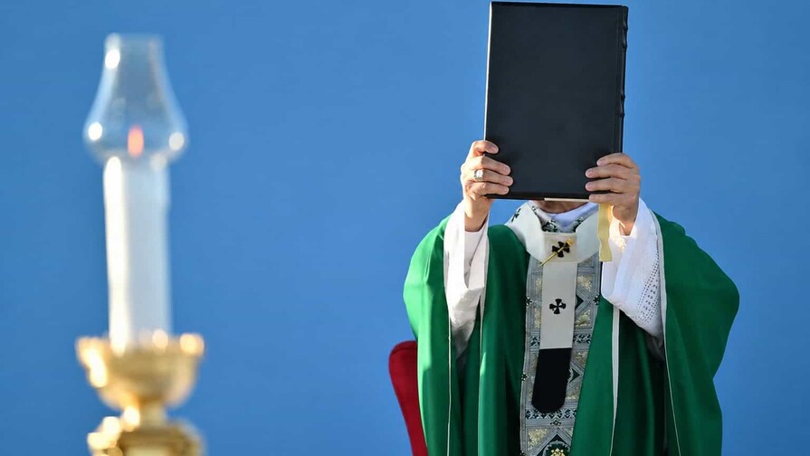 El modisto de lo sagrado que ha vestido a tres papas El modisto de lo sagrado que ha vestido a tres papas