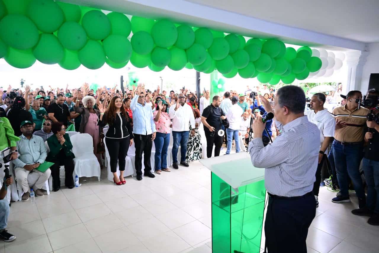 Fernández le toma el juramento a los nuevos miembros de la organización política.