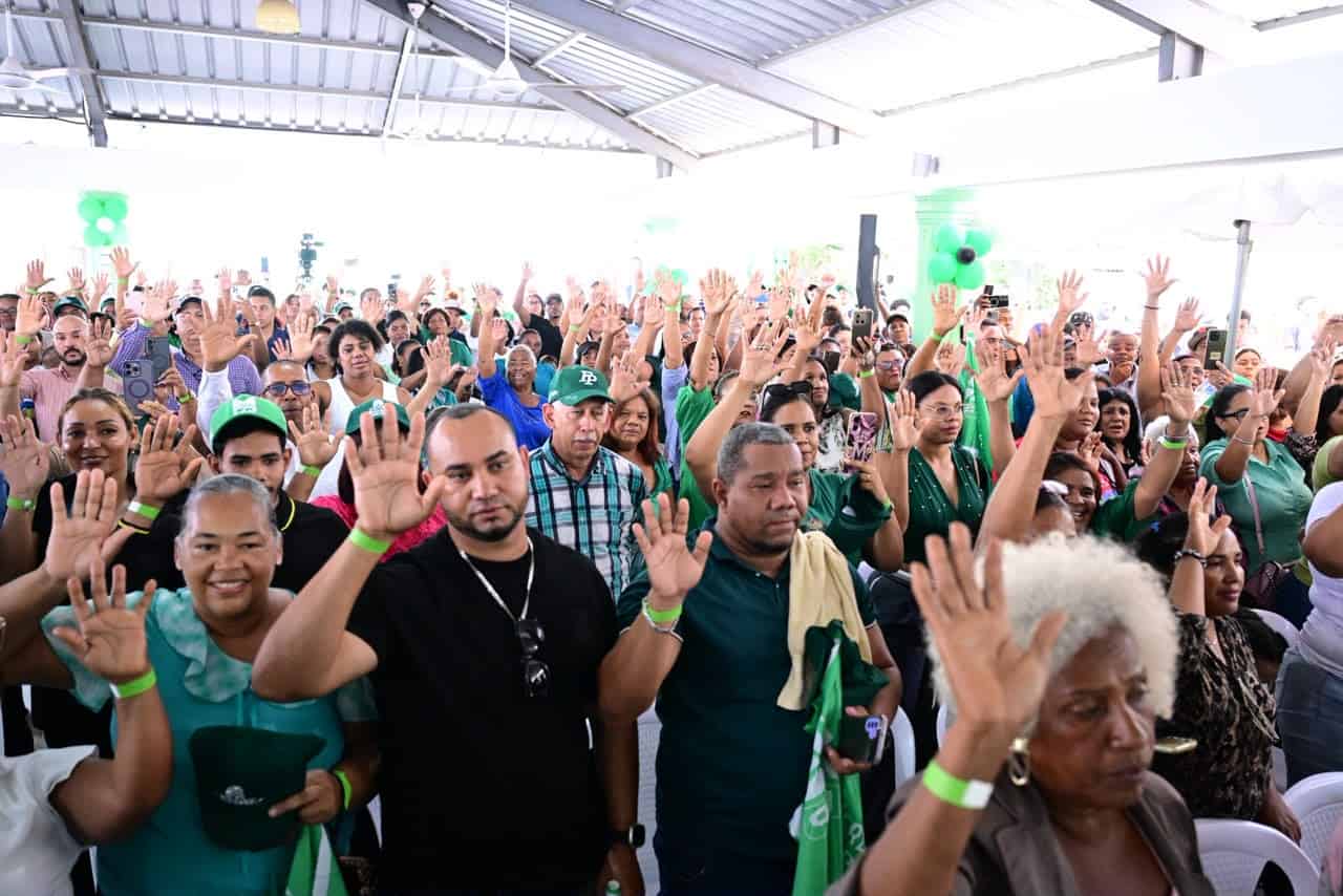 Juramentación de nuevos miembros de la Fuerza del Pueblo en Santo Domingo Este.