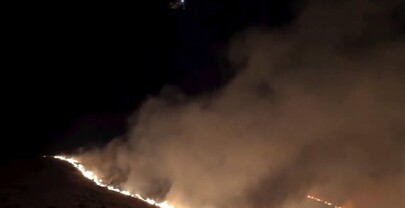 Empiezan a contener el incendio que ha forzado miles de evacuaciones en el oeste de EE. UU.