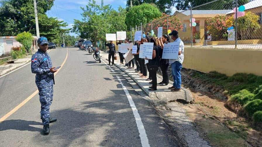 Docentes de la escuela La Ceiba alzan la voz contra presuntos maltratos de la directora Docentes de la escuela La Ceiba alzan la voz contra presuntos maltratos de la directora