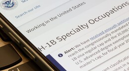 Trump planea una nueva tarifa de 100,000 d&oacute;lares para trabajadores con visa H-1B en EE. UU.