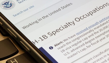 Trump planea una nueva tarifa de 100,000 d&oacute;lares para trabajadores con visa H-1B en EE. UU.