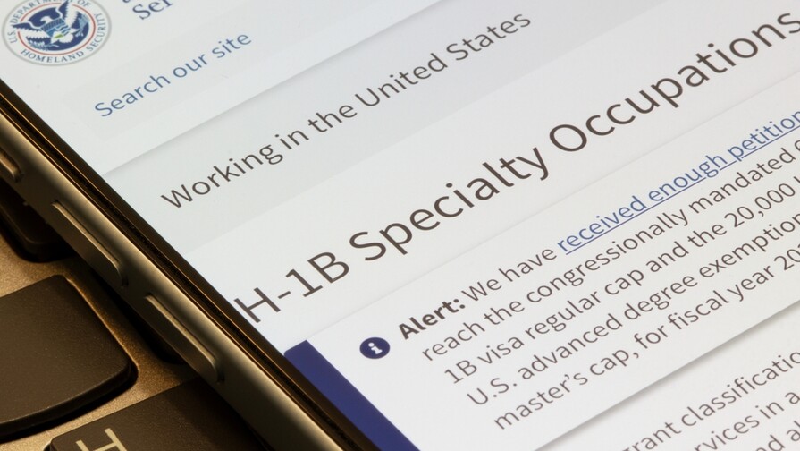 Trump planea una nueva tarifa de 100,000 dólares para trabajadores con visa H-1B en EE. UU. Trump planea una nueva tarifa de 100,000 dólares para trabajadores con visa H-1B en EE. UU.