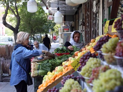 Irán minimiza el desplome del rial ante el “Día D económico” EE. UU.