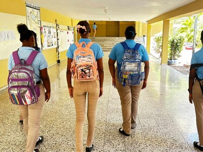 Barahona pone a prueba las mochilas transparentes en regreso a clases