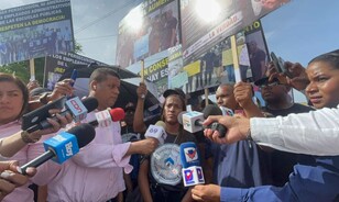 Protesta empa&ntilde;a inicio del a&ntilde;o escolar frente a la escuela donde arranc&oacute; el per&iacute;odo lectivo