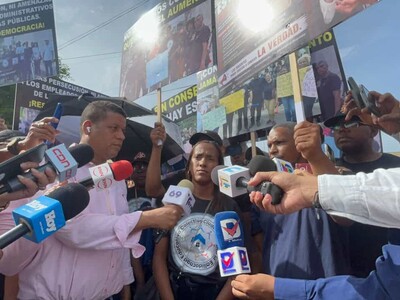 Protestan en las afueras de centro donde inició el año escolar