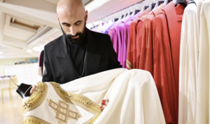 El modisto de lo sagrado que ha vestido a tres papas