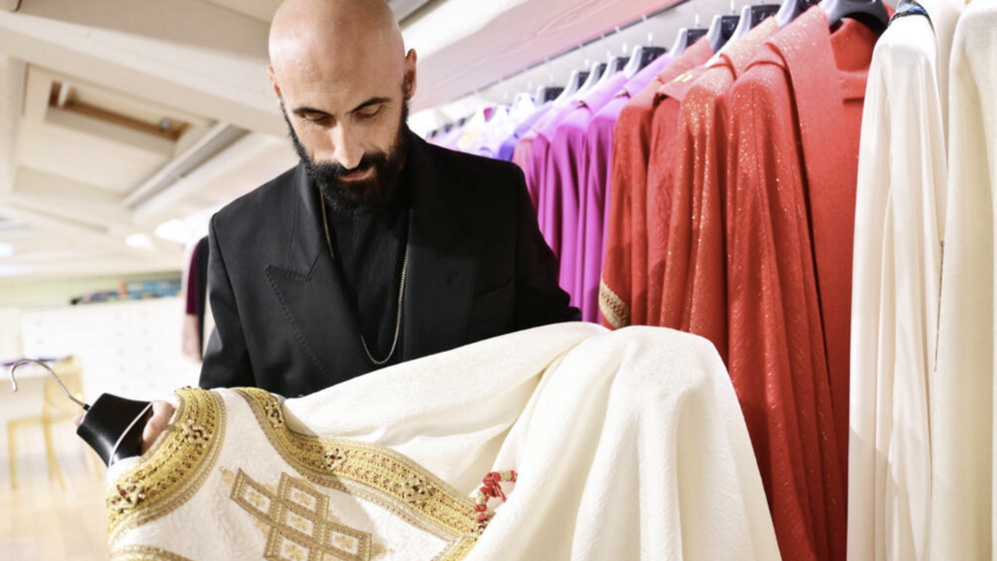 El modisto de lo sagrado que ha vestido a tres papas El modisto de lo sagrado que ha vestido a tres papas