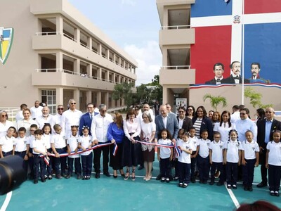 Raquel Peña encabeza inicio del año escolar en Santiago