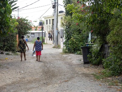 Vecinos del kilómetro 20 denuncian abandono de la calle Primera