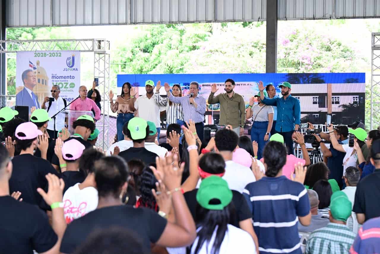 Nuevos integrantes juramentados en la Fuerza del Pueblo por parte del presidente Leonel Fern&aacute;ndez.