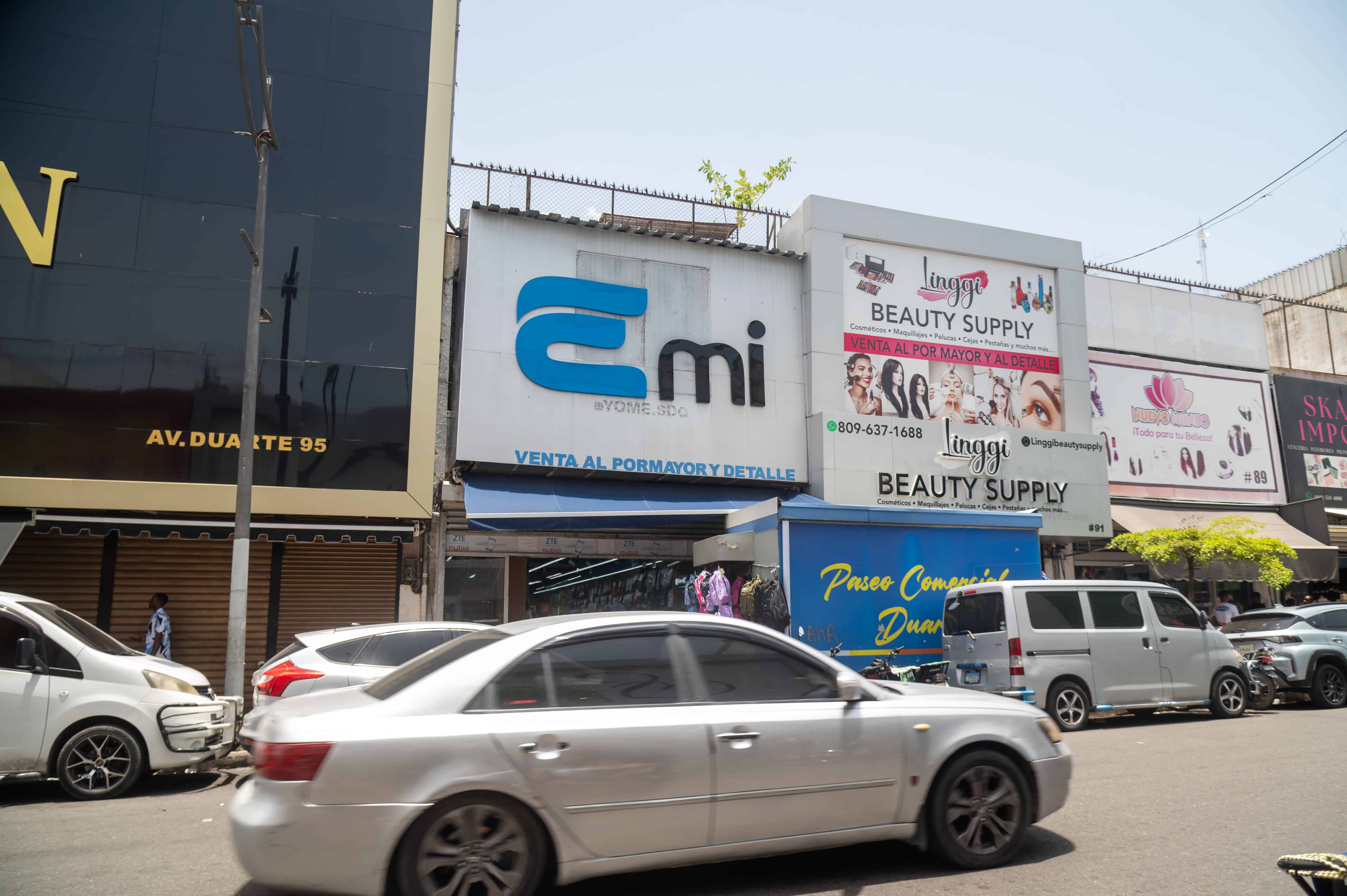 Tiendas Emi y Linngi, ubicadas en la avenida Duarte.