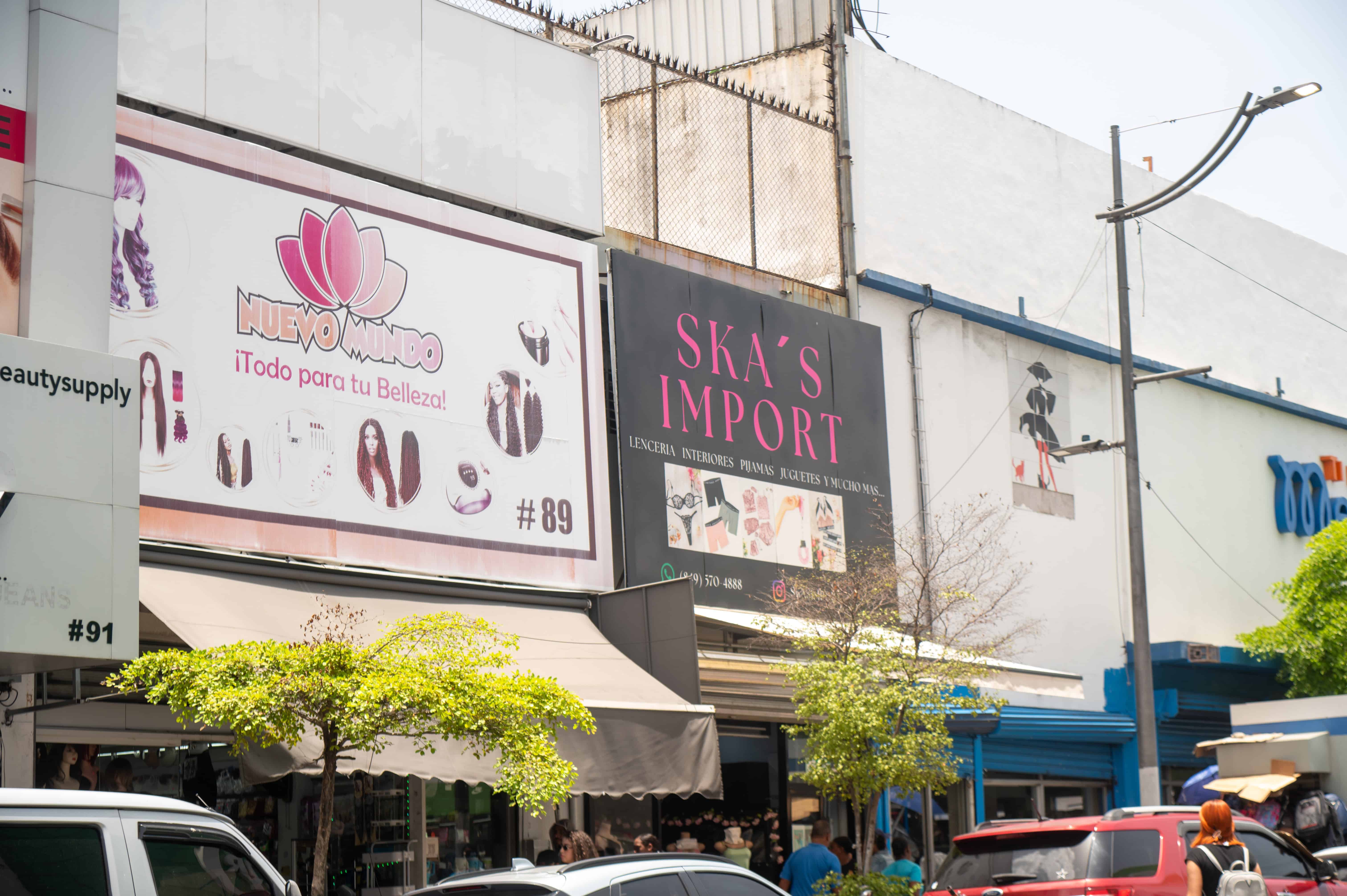 Tiendas Nuevo Mundo y Ska Import en la avenida Duarte.