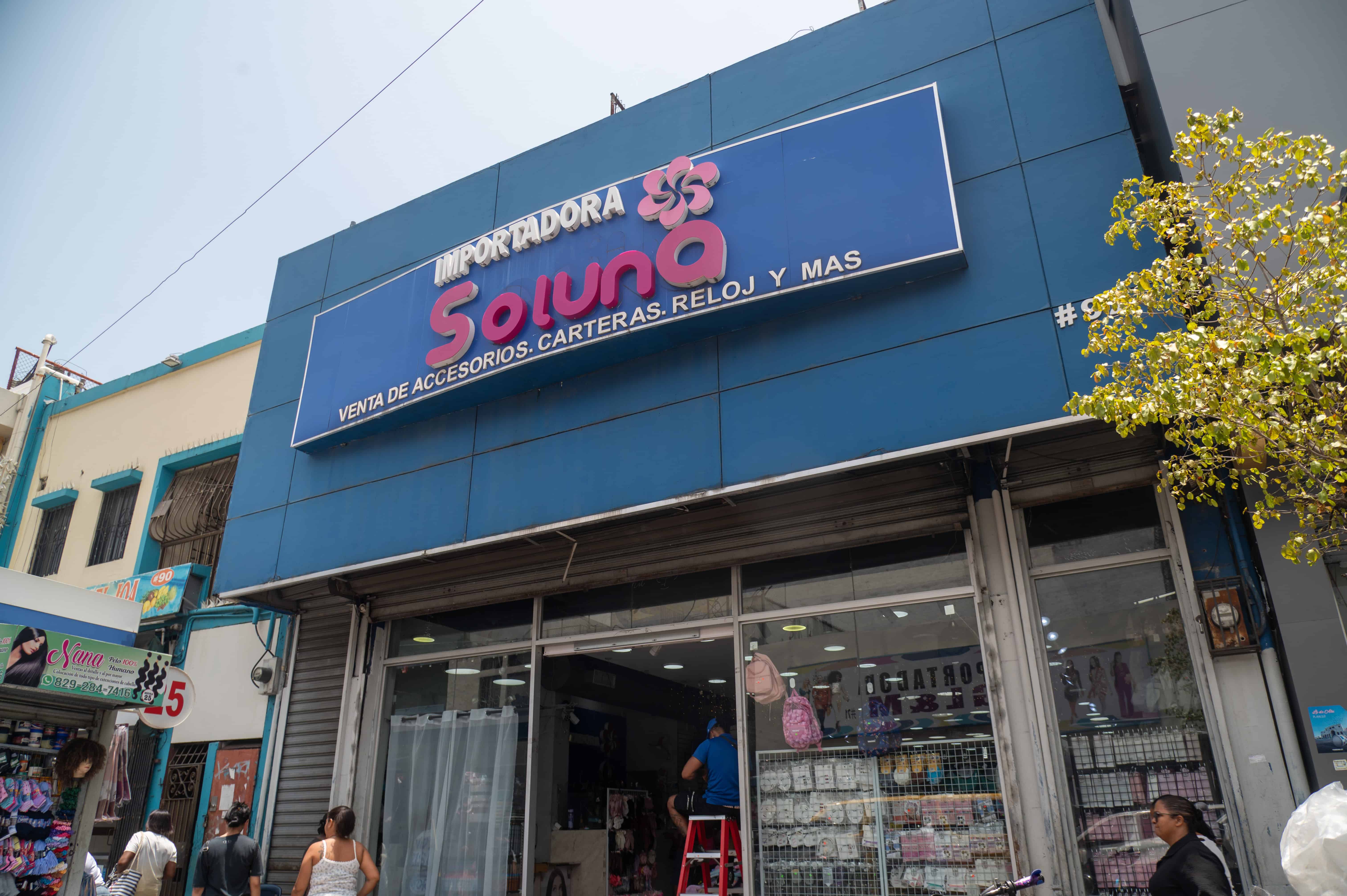 Importadora SolLuna, ubicada en la avenida Duarte.
