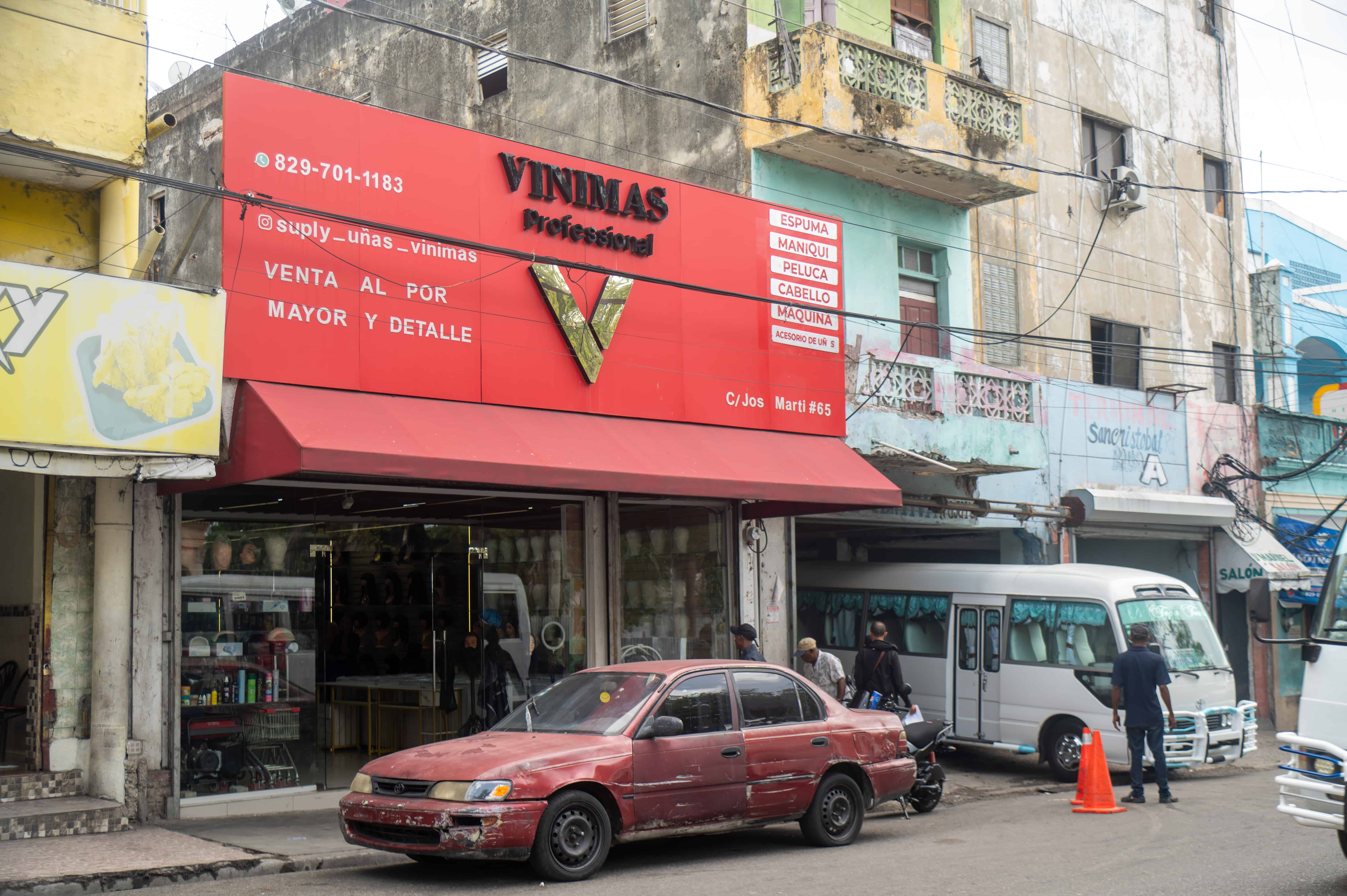 Vinimas Profesional, establecimiento chino en la calle José Martí.