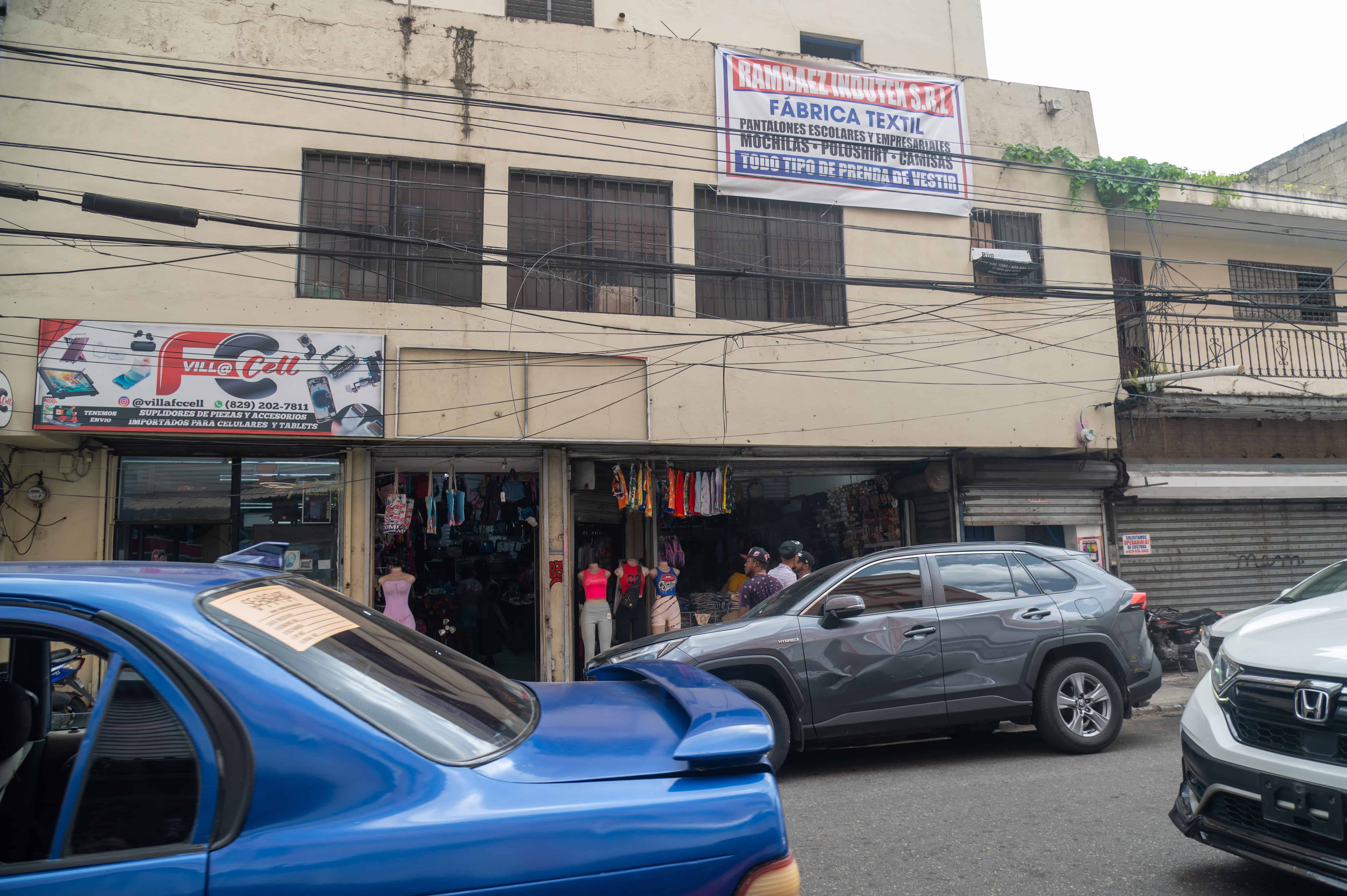 Establecimiento chino sin nombre visible en la calle José Martí.