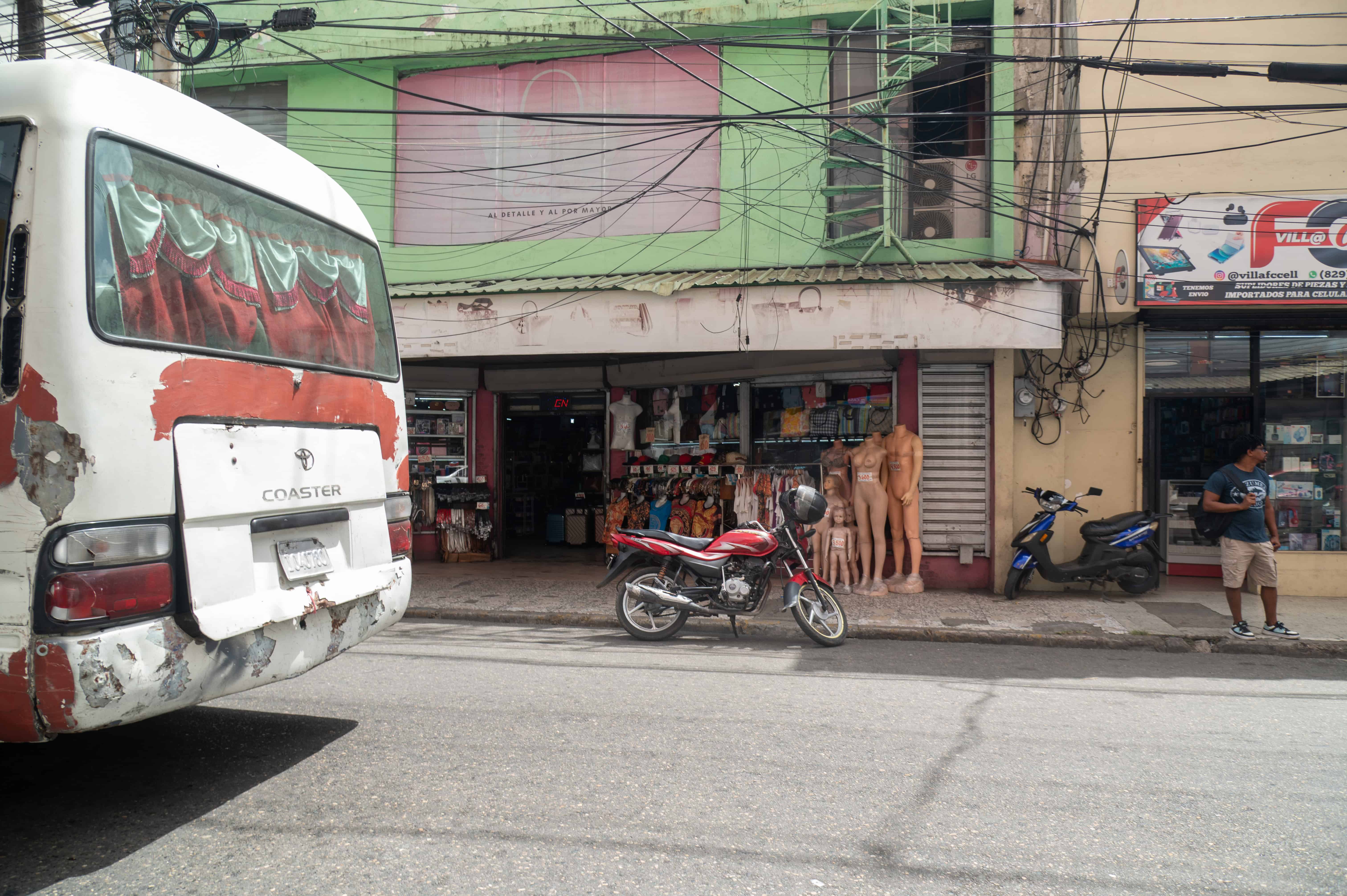 Establecimiento chino sin nombre visible en la calle José Martí.