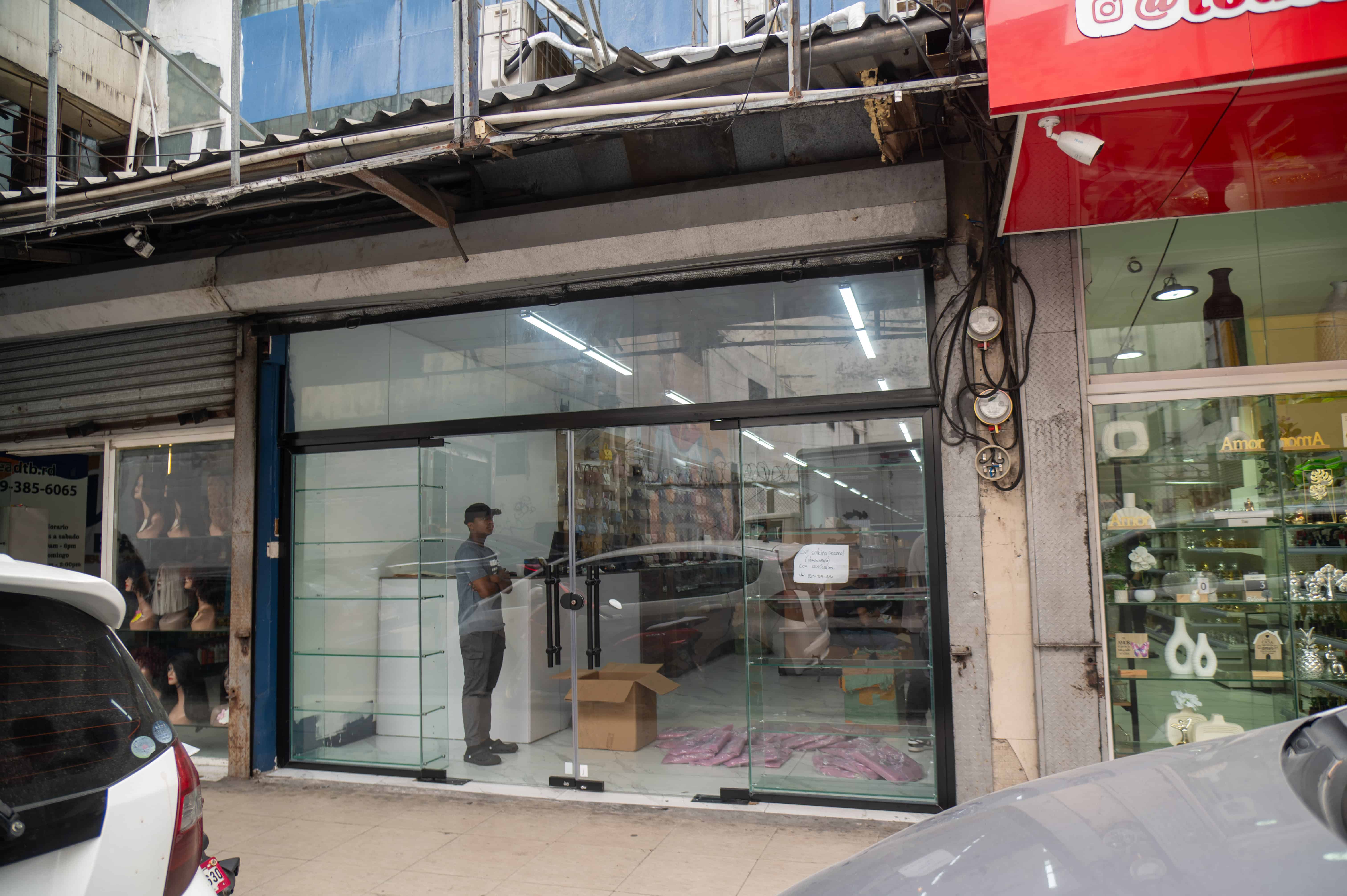 Establecimiento vacío en el que se construye una tienda china.