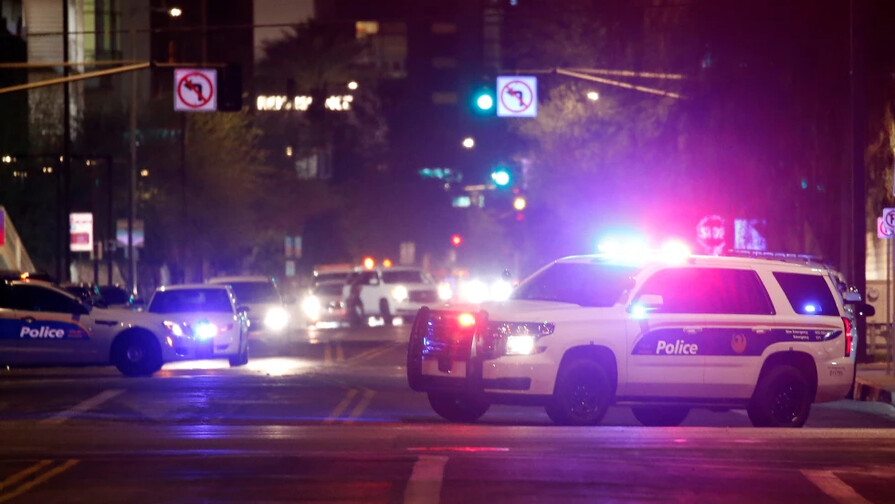 Polic&iacute;a de Phoenix despide a agentes tras agresi&oacute;n a pareja durante parada
