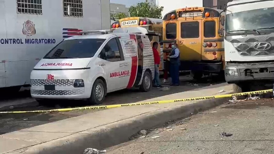 Hallan cuerpo descompuesto dentro de un cami&oacute;n en el parqueo de Migraci&oacute;n