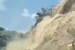 Deslizamiento de tierra y rocas afecta, otra vez, tramo de la carretera Jarabacoa-La Vega Deslizamiento de tierra y rocas afecta, otra vez, tramo de la carretera Jarabacoa-La Vega