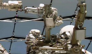 Astronautas concluyen paseo espacial de seis horas y media para instalar una antena en EEI