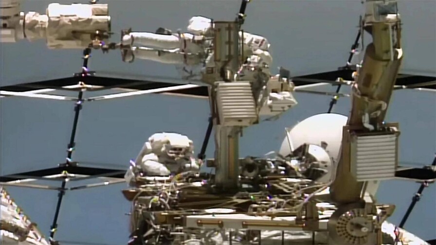 Dos astronautas inician paseo espacial para mejorar la comunicación con Tierra de la EEI Dos astronautas inician paseo espacial para mejorar la comunicación con Tierra de la EEI