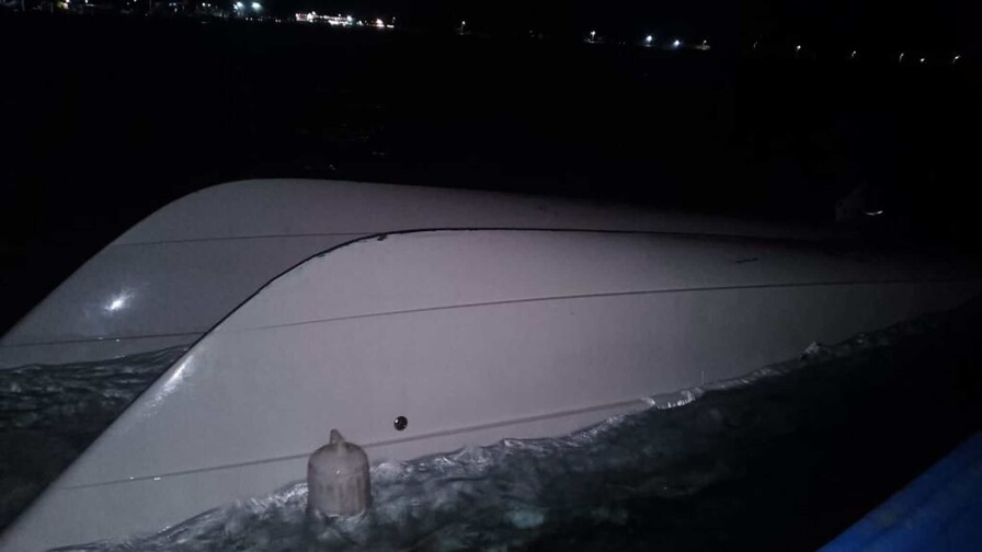 Autoridades investigan naufragio de catamarán en Baní que dejó a una joven fallecida y un herido Autoridades investigan naufragio de catamarán en Baní que dejó a una joven fallecida y un herido