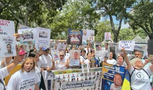 Familiares de presos pol&iacute;ticos protestan por excarcelaciones a cuentagotas en Venezuela