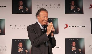 Julio Iglesias despide a Dolly Parton y recuerda la "suerte" de cantar junto a ella