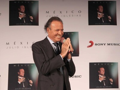 Julio Iglesias despide a Dolly Parton y recuerda la “suerte” de cantar