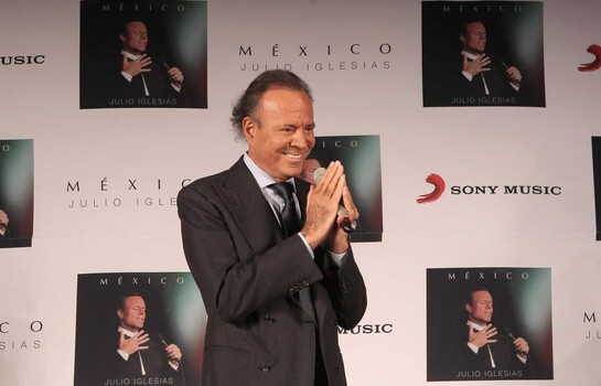 Julio Iglesias despide a Dolly Parton y recuerda la "suerte" de cantar junto a ella