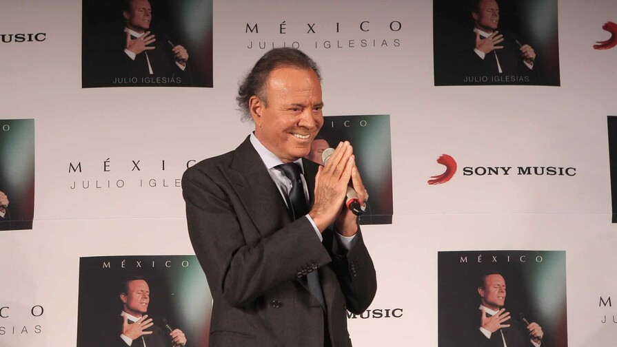 Julio Iglesias despide a Dolly Parton y recuerda la "suerte" de cantar junto a ella Julio Iglesias despide a Dolly Parton y recuerda la "suerte" de cantar junto a ella