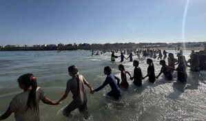 Cursos de nataci&oacute;n en Gaza: 1,500 ni&ntilde;os se lanzan al mar junto a tiendas de desplazados