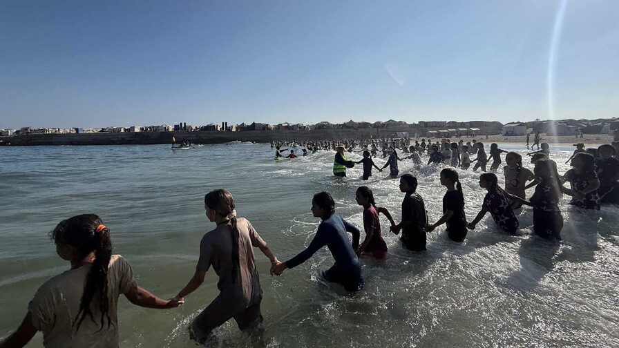 Cursos de natación en Gaza: 1,500 niños se lanzan al mar junto a tiendas de desplazados Cursos de natación en Gaza: 1,500 niños se lanzan al mar junto a tiendas de desplazados