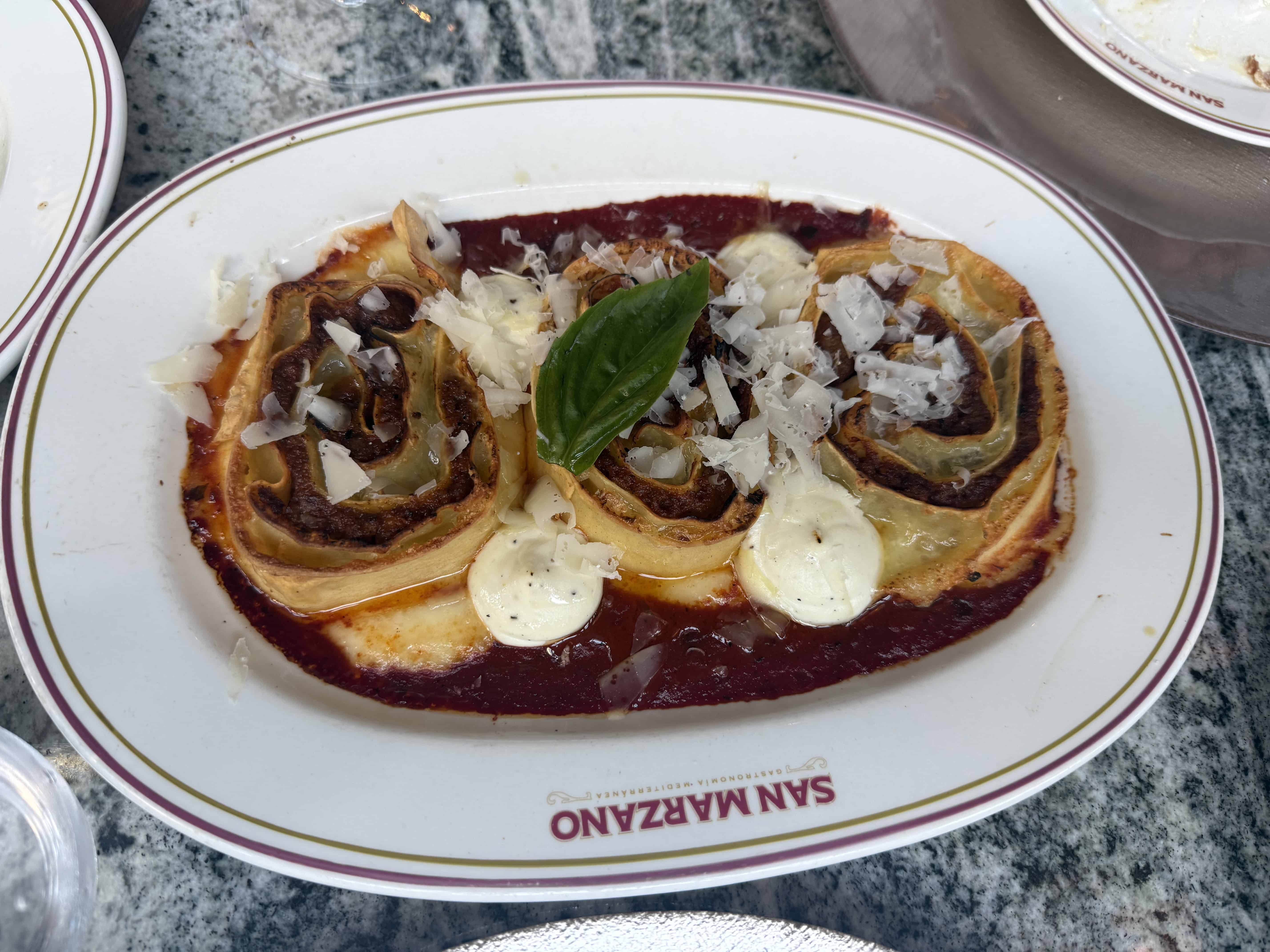Lasaña de carne molida con pecorino, mozzarella, robiola en salsa filetto.