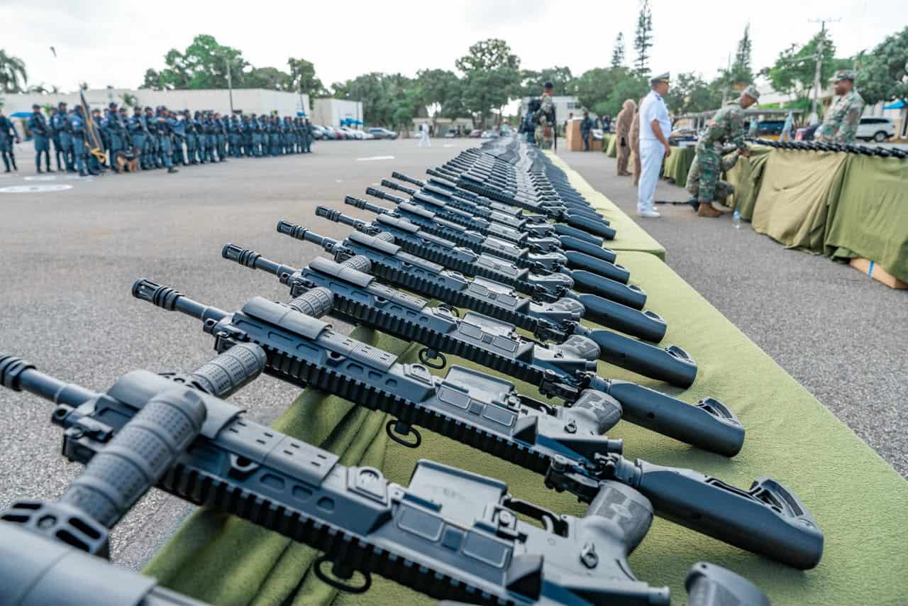 Entre los equipos figuran fusiles IWI ARAD calibre 5.56 mm, ametralladoras NEGEV calibre 7.62 mm, fusiles de precisión Barrett y Daniel Defense y lanzagranadas MGL calibre 40 mm