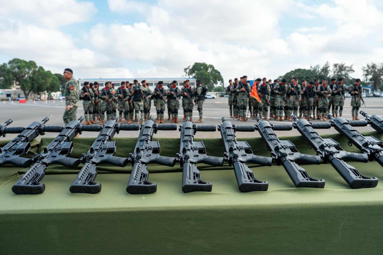 arte de los fusiles, ametralladoras y otros equipos incluidos en las entregas realizadas a la Armada y la Fuerza Aérea.