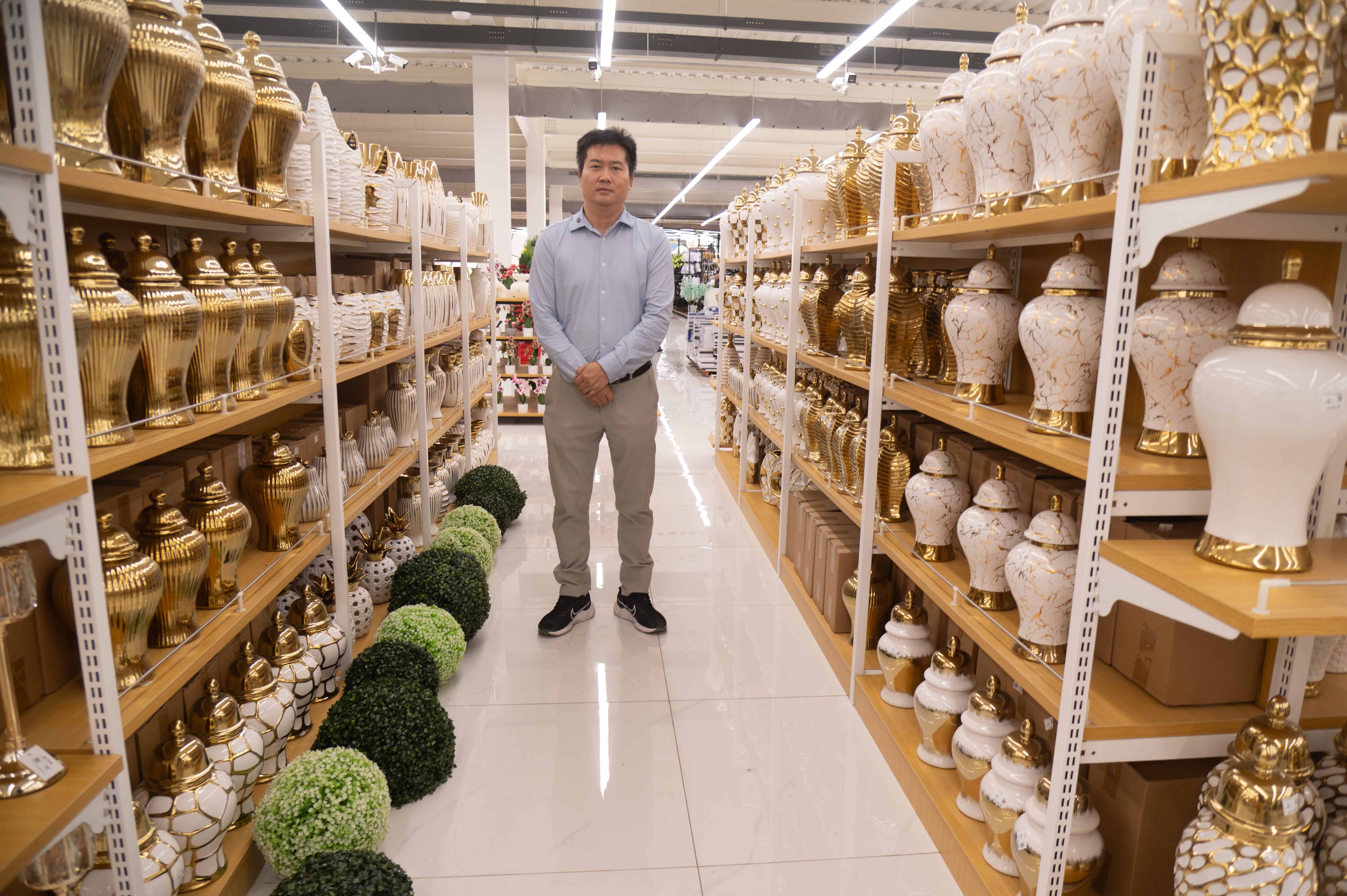 Mars Wang, propietario de tiendas en La Romana.
